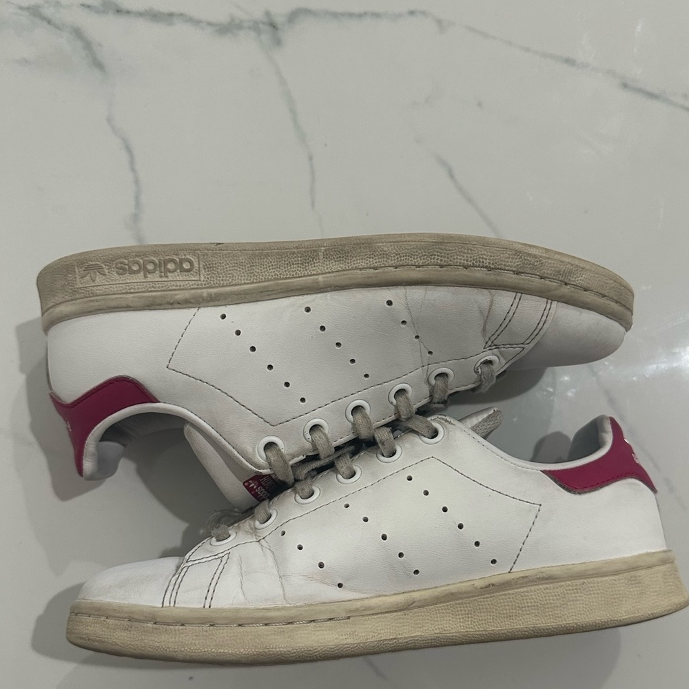 Adidas Stan Smith Sneakers. Youth 4/Women’s 5.5. White with pink.